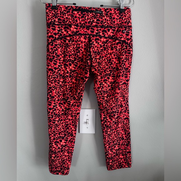Nike Dri-Fit Leopard Print Yoga Capri Leggings Size Small - Picture 2 of 5
